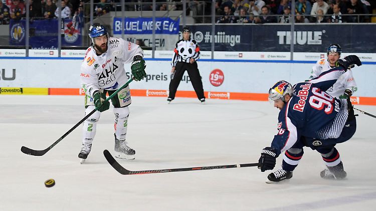 Bradon Lamb (l.) entschied das Marathonmatch für die Augsburg Panther - in der dritten Overtime.