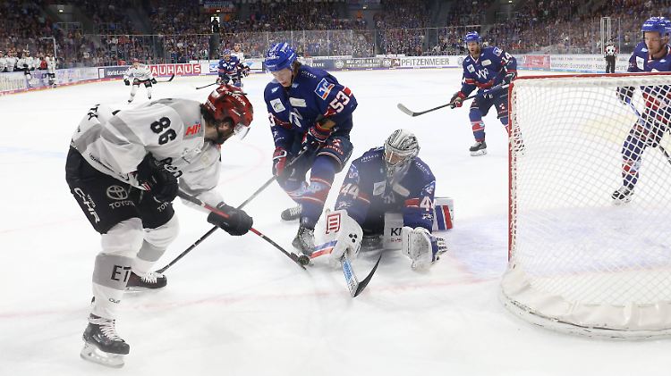 Kein Durchkommen: Die Adler Mannheim (in Blau) fertigten die Kölner Haie deutlich ab.