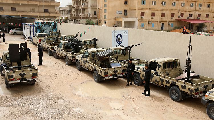 Von Haftars Truppen konfiszierte Militärfahrzeuge westlich von Tripolis.