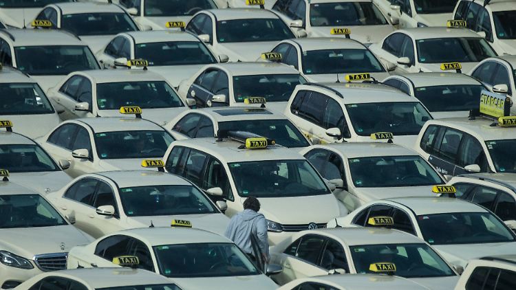 Taxis warten am Flughafen in Frankfurt.