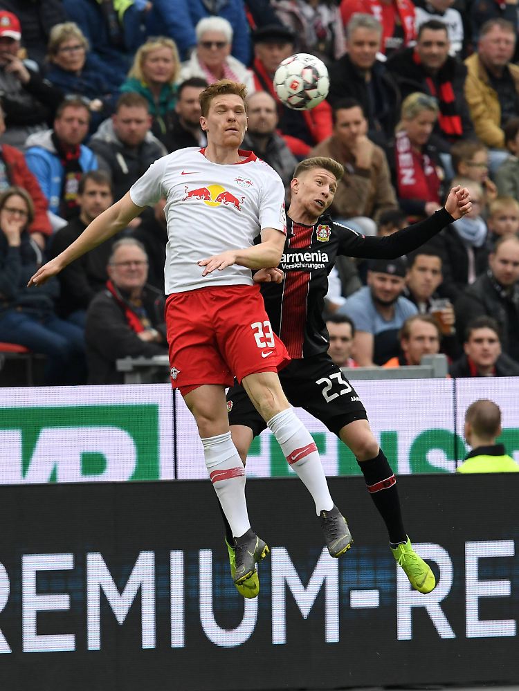 In dieser Szene folgt "vielleicht kein Handspiel" von Weiser.