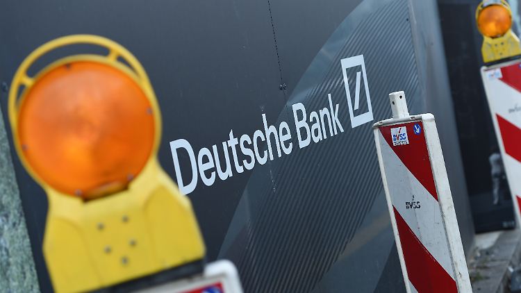 Gefährliche Großbaustelle: Warnbaken vor der Deutschen Bank.