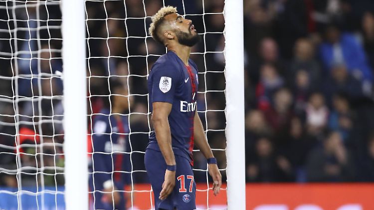 Er kann es selbst nicht fassen: Eric Maxim Choupo-Moting verhindert den Treffer seines eigenen Mitspielers.