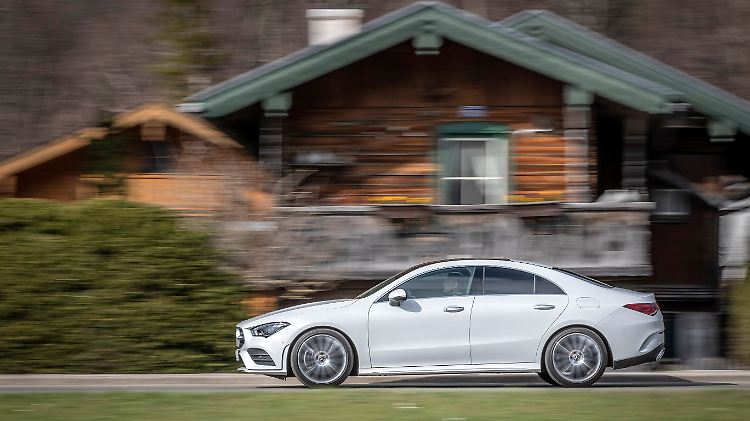 In der Silhouette wird der Unterschied zwischen CLA und A-Klasse Limousine eindeutig.