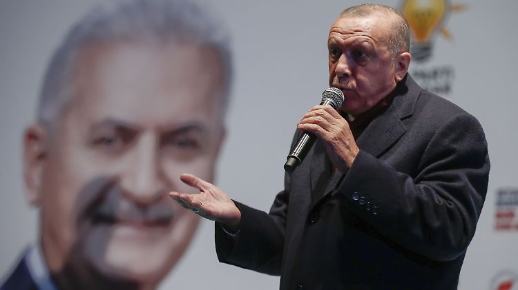 Erdogan vor einem Wahlplakat des AKP-Kandidaten Yildirim