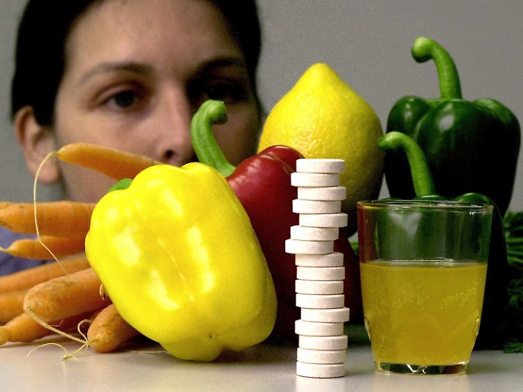 Vitamin-Brausetabletten und vitaminreiche Nahrungsmittel wie Paprika, Zitrone und Karotten: Die Datenanalyse hat ergeben, dass Vitamine aus Nahrung besser wirksam sind als aus Ergänzungsmitteln.