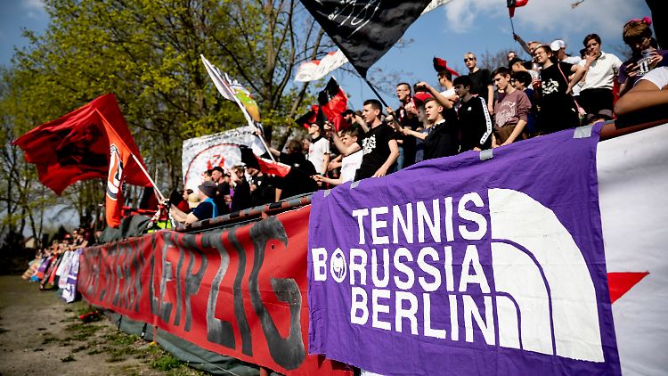 Die aktive Fanszene von TeBe Berlin geht auf Deutschland-Tour - und schließt sich für jeweils 90 Minuten einem neuen Klub an. Roter Stern Leipzig durfte sich bereits über lila-weiße Unterstützung aus der Hauptstadt freuen.