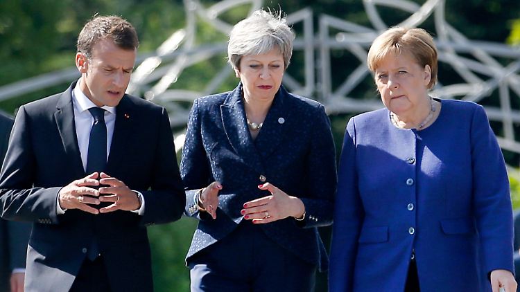 Frankreichs Präsident Emmanuel Macron (li.), Theresa May und Angela Merkel (re.) ringen um den Brexit.