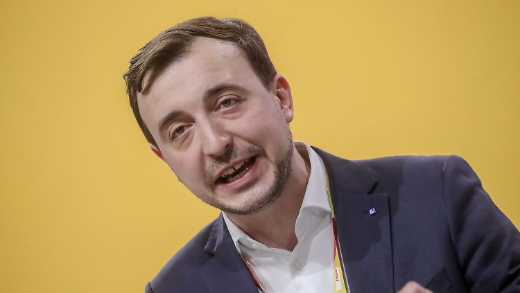 Paul Ziemiak fühlt sich von der Haltung Robert Habecks an die DDR-Zeit erinnert.