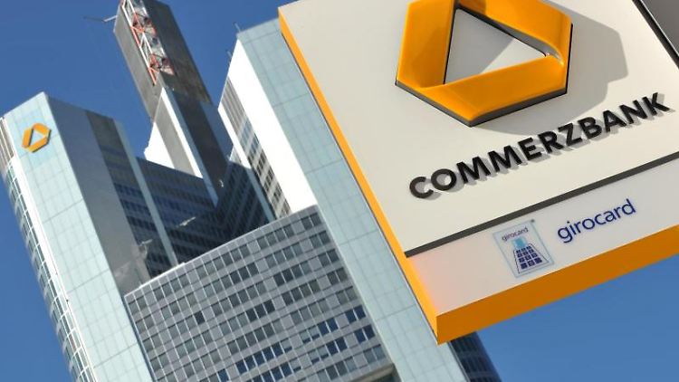 Das Schild einer Commerzbank-Filiale hängt unweit der Zentrale der Commerzbank in Frankfurt am Main.