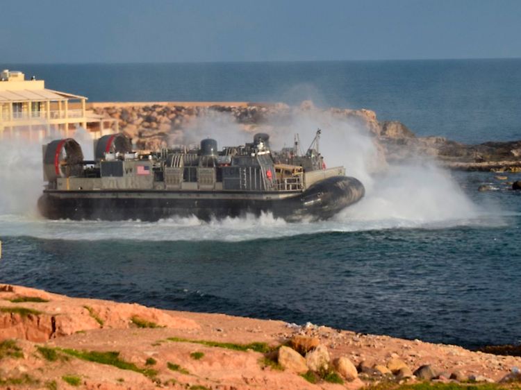 Flucht aus Libyen: Einheiten der US-Marines bringen Flüchtende per Hovercraft auf vor der Küste wartende Schiffe.