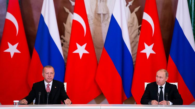 Waffen einkaufen bei Putin? "Das ist unser Souveränitätsrecht", sagt Erdogan in Moskau und nimmt Streit innerhalb der Nato in Kauf.  
