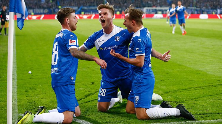 Marius Bülter (m.) erzielte den verdienten Ausgleich für den 1. FC Magdeburg gegen den Hamburger SV.