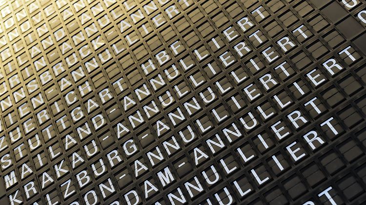 Das will kein Urlauber sehen: Flugausfälle.
