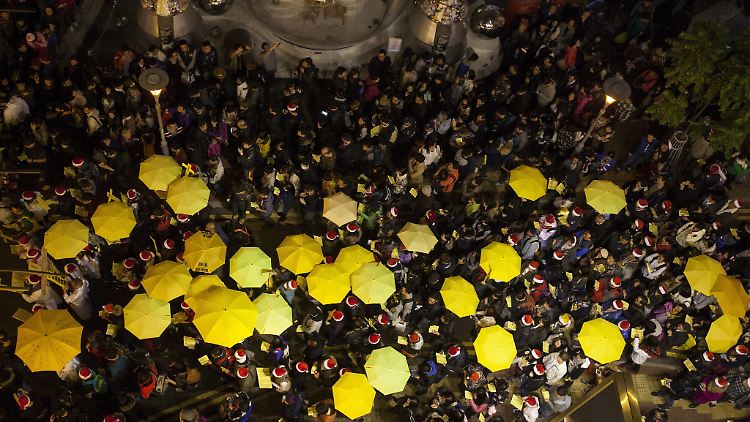 Die Bewegung bekam ihren Namen von den Regenschirmen, die die Demonstranten gegen das Tränengas der Polizei einsetzten.