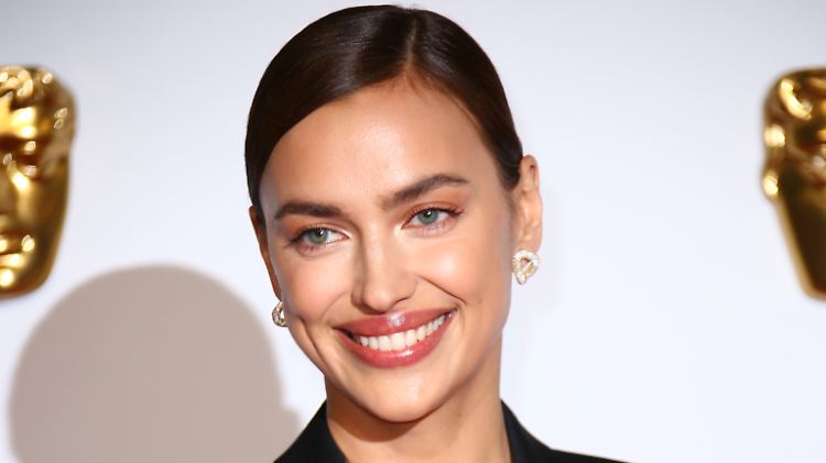 Irina Shayk zeigt sich zwar nicht mehr andauernd im Bikini, das bedeutet aber nicht, dass sie das nicht weiterhin hervorragend kann.