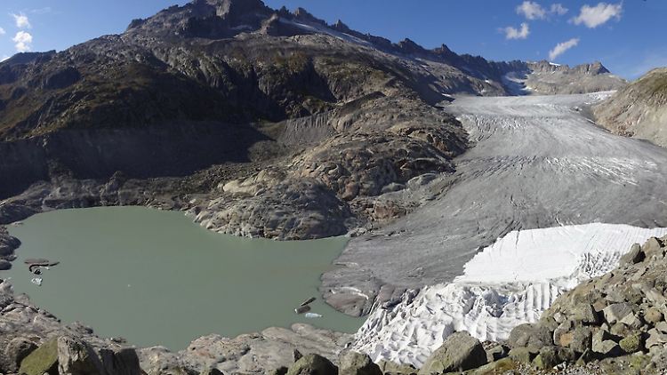 Schweiz, Gletsch: Der Rhonegletscher war in der letzten Eiszeit (vor circa 20.000 Jahren) der größte Gletscher der Alpen. Seitdem ist er zu einem typischen Talgletscher geschrumpft. (Weiße Fläche unten rechts:  künstliche Abdeckung mit Planen, um die Gletscherschmelze zu reduzieren)