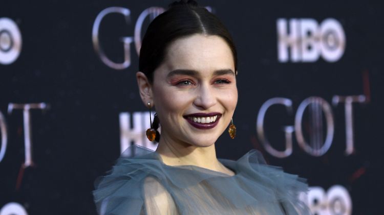 Emilia Clarke hat Krankenhaus-Fotos veröffentlicht, um auf die Folgen von Hirnschäden aufmerksam zu machen.