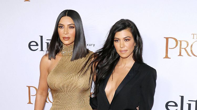 Auf dem roten Teppich darf es beim Kim Kardashian (l.) und ihrer Schwester Kourtney ruhig ein bisschen mehr beziehungsweise weniger sein.