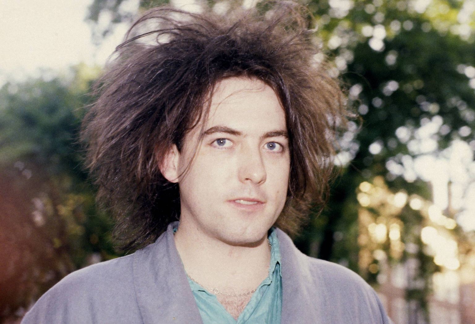 Robert James Smith wird am 21. April 1959 im britischen Blackpool geboren. Sein Vater singt, die Mutter  ...
