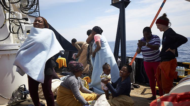 An Bord des Rettungsschiffes "Alan Kurdi" sind über 60 Menschen, darunter Frauen, ein Kind und ein Baby, aufgenommen worden. 