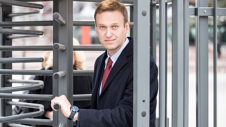 Beim Verlassen des Europäischen Gerichtshof lächelt Alexej Nawalny. Er hat Recht bekommen.