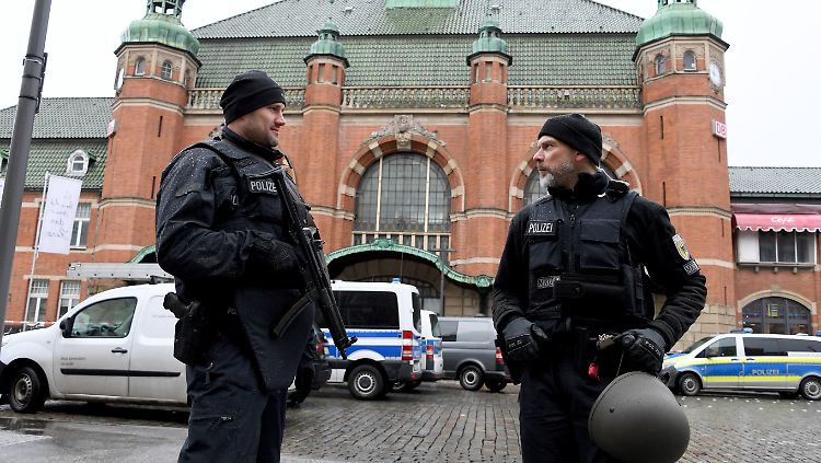 Im März evakuierte die Polizei den Bahnhof von Lübeck nach einer Drohmail.