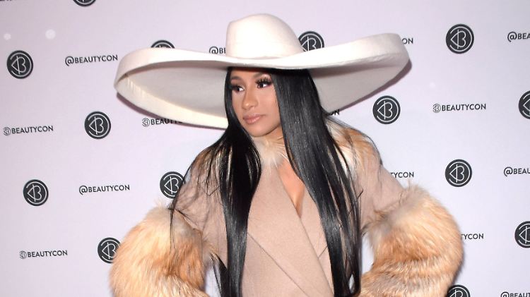 Ist der Pelz neu oder Vintage? Echt oder nicht echt?Eine Frage, die sich hinsichtlich Cardi Bs Haare einfacher beantworten ließe. 