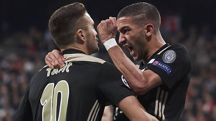 Hakim Ziyech hat Grund zur Freude: Bei Ajax Amsterdam reift er zum absoluten Stammspieler.