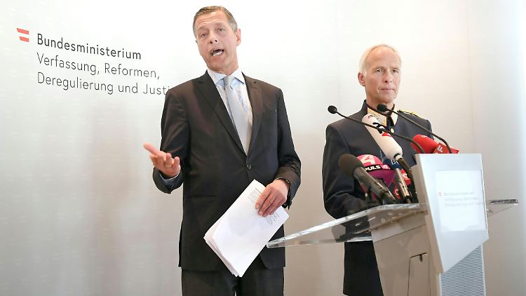 Vertreter von Justiz- und Innenministerium äußern sich zum Stand der Ermittlungen nach den landesweiten Razzien in Österreich.