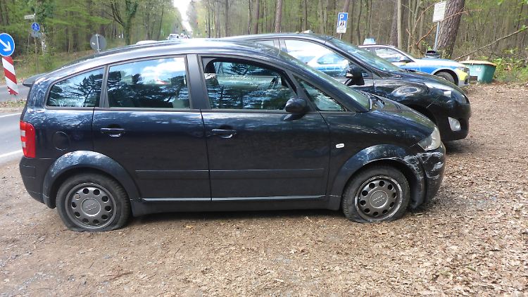 Der Kleinwagen des Unfallverursachers: Nach dem tödlichen Zusammenstoß flüchtete der Fahrer auf einen nahegelegenen Waldparkplatz.