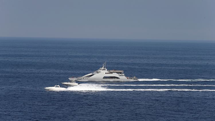 Im Brennpunkt der Weltpolitik: Iranische Schnellboote kreuzen in der Straße von Hormus (Archivbild).