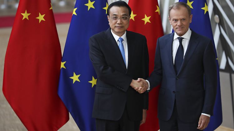 EU-Ratspräsident Donald Tusk (r.) begrüßt Chinas Ministerpräsident Li Keqiang in Brüssel.