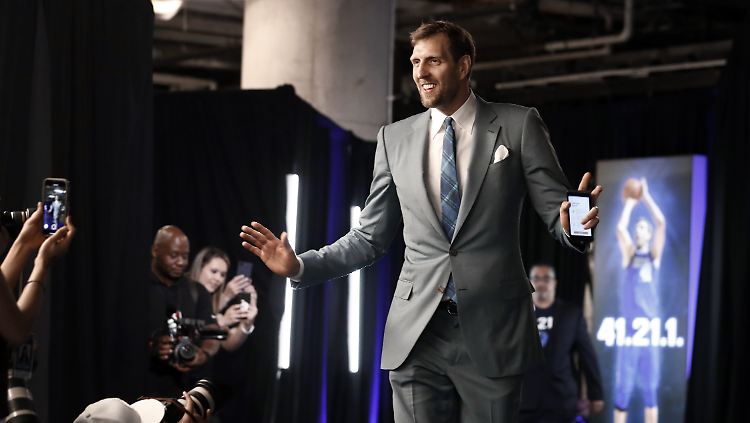 Dirk Nowitzki winkt, während er die Halle vor dem Spiel gegen die Phoenix Suns betritt. Es könnte sein letztes Heimspiel mit den Dallas Mavericks gewesen sein.