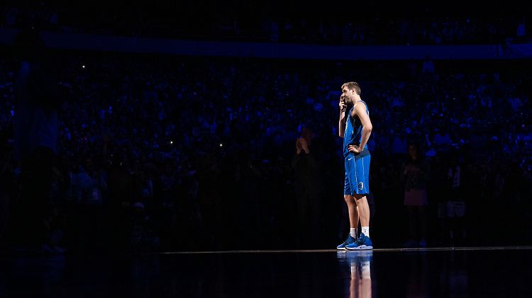 Abschied unter Tränen: Dirk Nowitzki legt den Basketball endgültig beiseite.