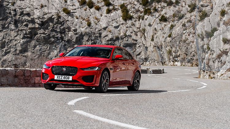 Neben der üblichen Facelift-Kosmetik fallen beim Jaguar XE die neuen schmaleren LED-Scheinwerfer auf.