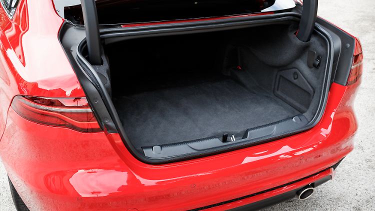 Beim Kofferraumvolumen des Jaguar XE hat sich nichts geändert. Es sind immer noch 410-549 Liter.