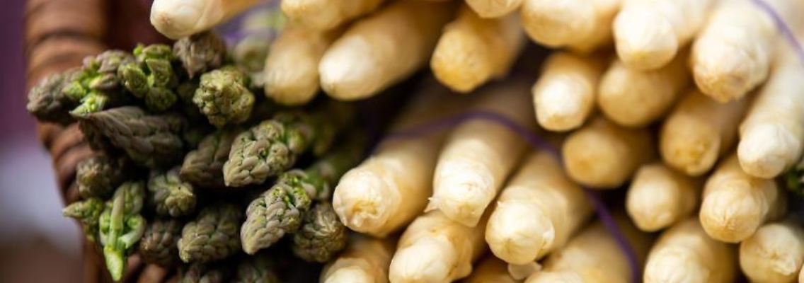 Grüner und weißer Spargel liegt in einem Korb. Foto: Daniel Karmann/Archiv