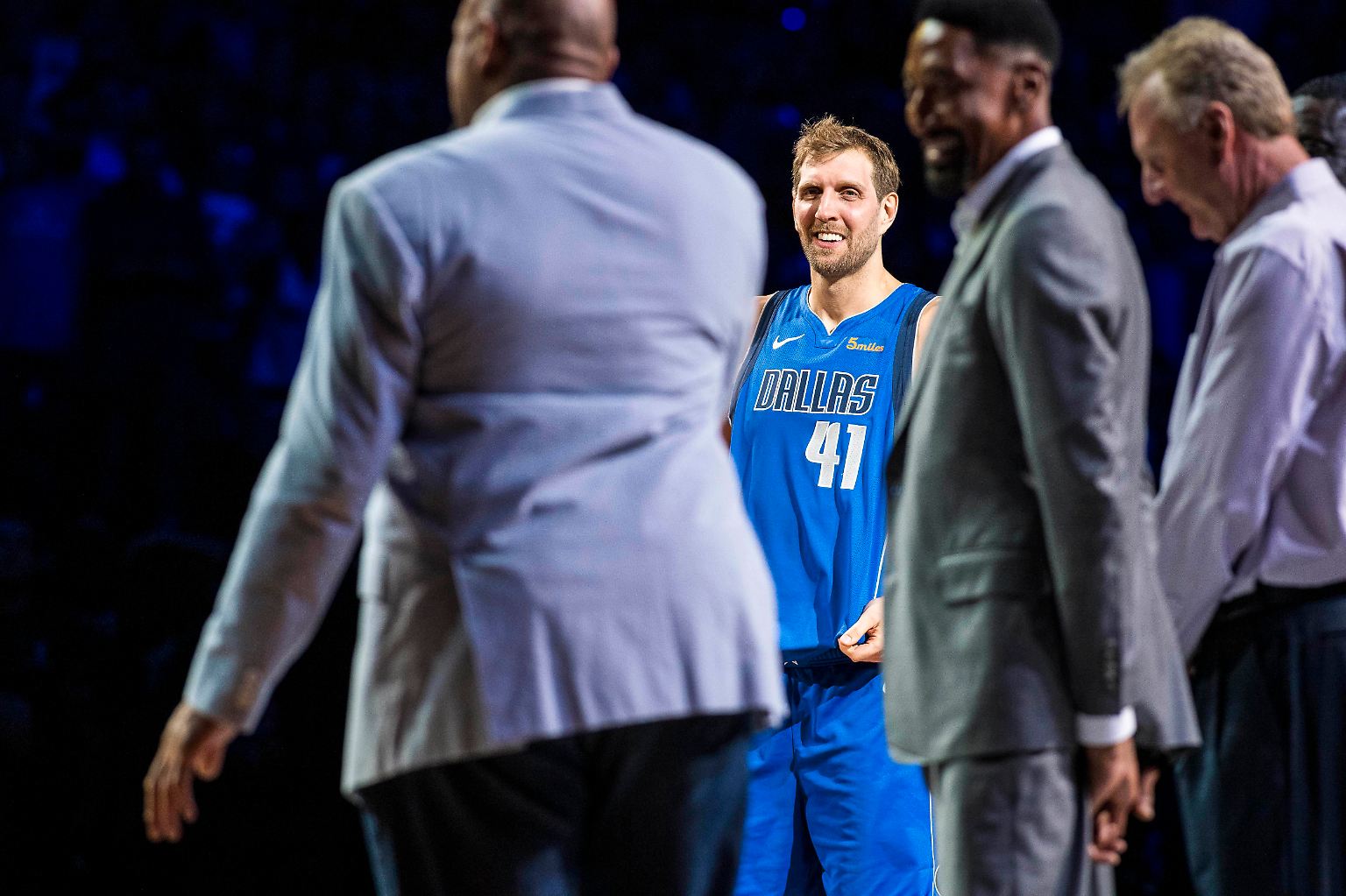 Seit der Rücktrittsankündigung in der Nacht auf Mittwoch trudeln Lobpreisungen aus der ganzen Welt für Dirk Nowitzki ein. NBA-Legende Scottie Pippen (2. v.r.) sagte schon bei der Zeremonie zu Ehren Nowitzkis in Dallas: "Er hat uns die letzten 21 Jahre inspiriert. Mann, du warst eine Inspiration für mich. Du hast dieses Spiel auf die richtige Art gespielt."