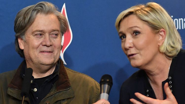 Marine Le Pen (rechts) trat zwar schon mit Bannon auf, äußerte sich ztuletzt aber skeptisch zu dessen Engagement - wegen seiner Herkunft aus den USA.