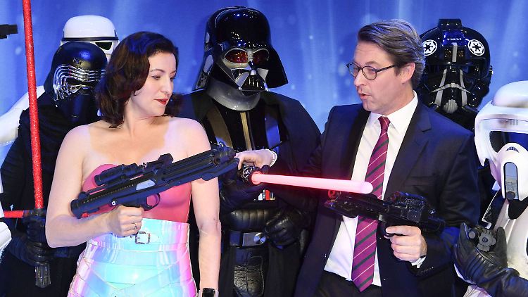 Sie kann austeilen - muss aber auch einstecken: Zum Beispiel, wenn sie mit dem Bundesverkehrsminister Andreas Scheuer beim Deutschen Computerspielpreis in einer "Berliner Variante für das Dirndl" auftritt ...