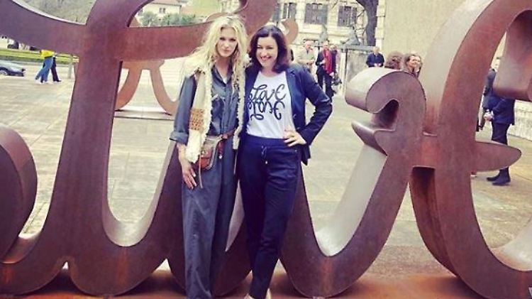 "Kunst lebt vom Wandel, aber auch vom Erleben dürfen und mit allen Sinnen begreifen," sagt Doro Bär, hier in München mit Mia Florentine Weiss.