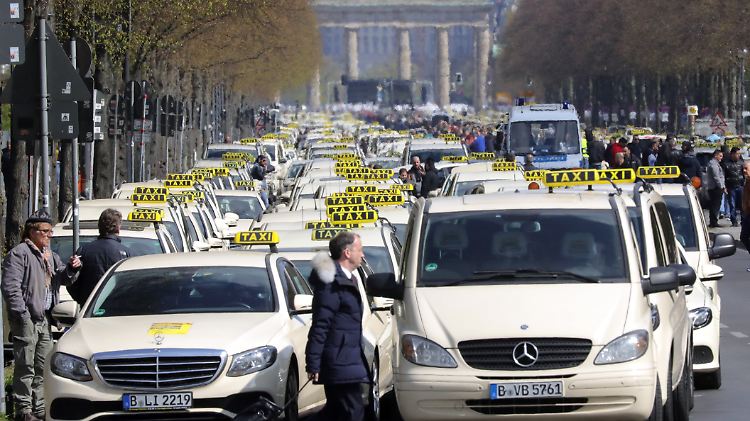 Zahlreiche Taxifahrer demonstrierten auf der Straße des 17. Juni in Berlin.