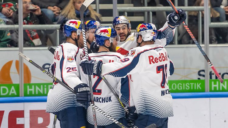 Zweimal jubelten die Münchner in Augsburg, das reichte zum knappen Sieg und zum Ausgleich im Halbfinale.