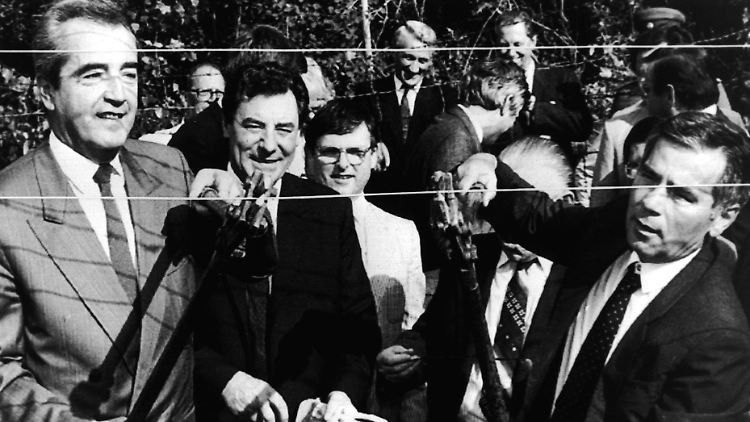 Die Außenminister Österreichs und Ungarns, Alois Mock (l.) und Gyula Horn, durchtrennen am 27. Juni 1989 in einem symbolischer Akt ein Stück des Eisernen Vorhangs. Bilder vom 2. Mai 1989 liegen leider nicht vor.