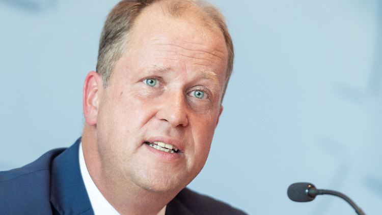 Klare Bleibeperspektive für gut integrierte Flüchtlinge: NRW-Integrationsminister Stamp ist mit dem neuen Gesetz zur Beschäftigungsduldung unzufrieden. 