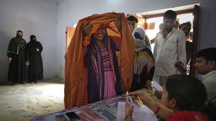 Die ersten Wahllokale in Indien haben heute geöffnet.
