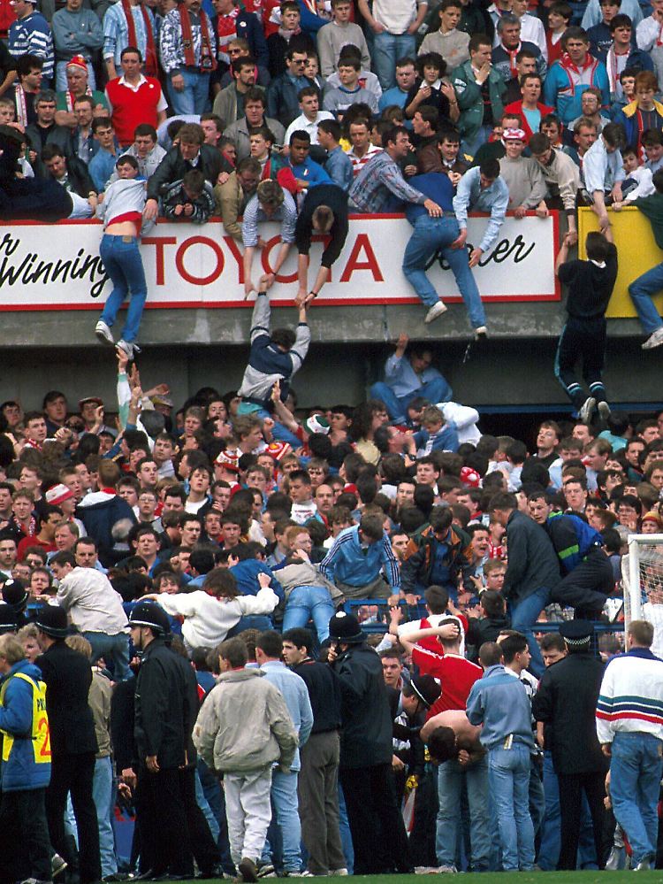 An den Tribünen von "Hillsborough" wurden nach der Katastrophe umfangreiche Veränderungen vorgenommen, u.a. wurden die todbringenden Zäune durch niedrigere Absperrungen ersetzt.