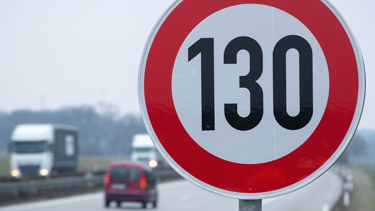 Tempo 130 auf der Autobahn könnte nicht nur CO2 einsparen, sondern auch Unfallzahlen reduzieren.