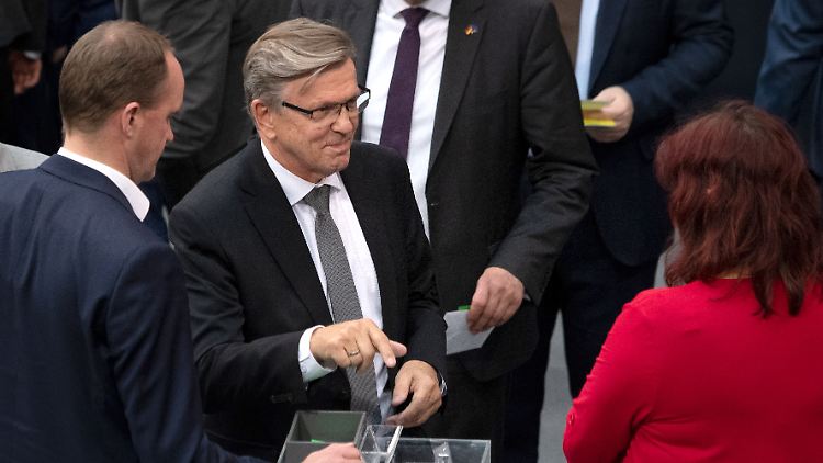 Gerold Otten bei der Stimmabgabe im Bundestag.